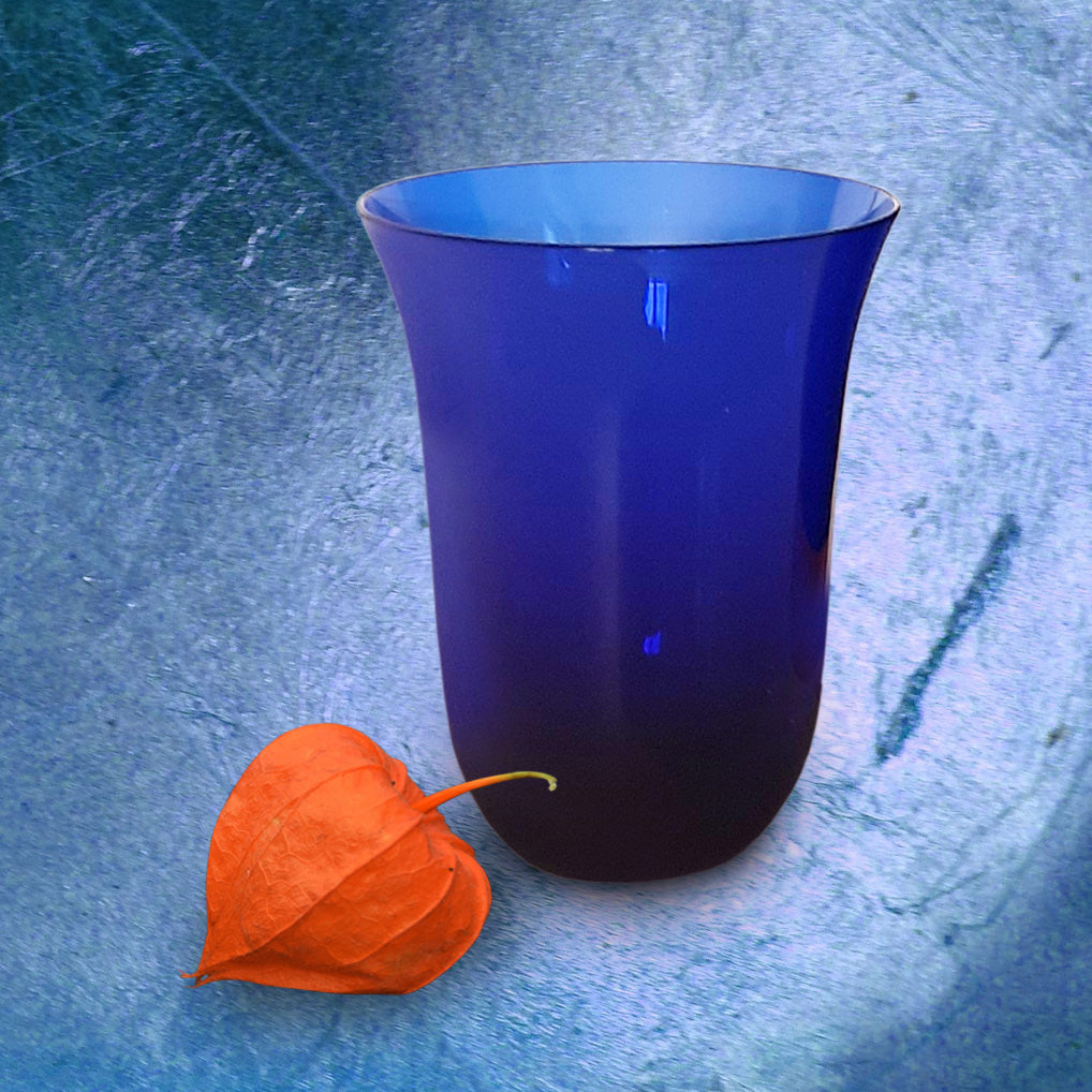 Mit unserem Trinkglas aus energetisiertem Blauglas verbessern Sie Ihr Trinkwasser. Kaufen bei ch.be-fuelsaver.net